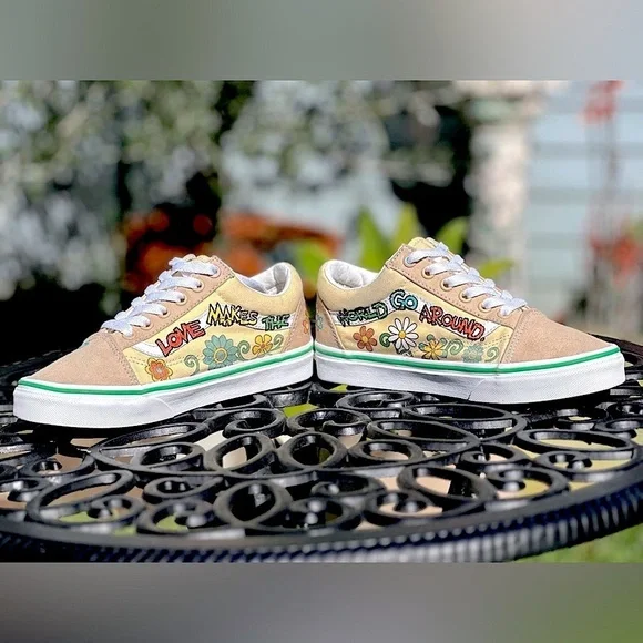 Vans x Sesame Street — Old Skool “Elmo” Sneakers - Picture 7 of 9